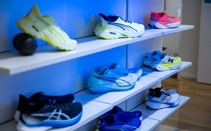 Laufschuhe im Regal des Fachgeschäfts in Oerlikon