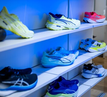 Laufschuhe im Regal des Fachgeschäfts in Oerlikon