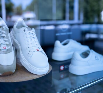 Weiße Freizeitschuhe im Schaufenster am Klusplatz