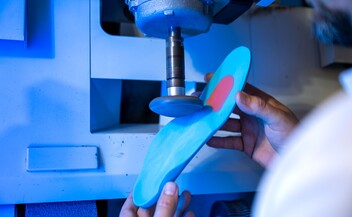 Orthopädische Schuheinlage wird an einer Maschine geschliffen